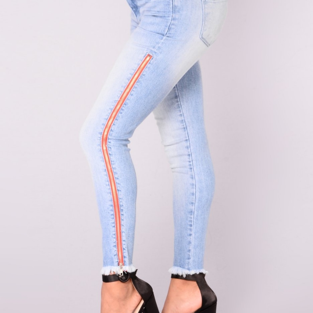 Jeans With a Working Side Zipper